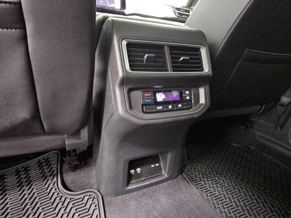 2024 Volkswagen Atlas 2.0T Peak Edition SEL