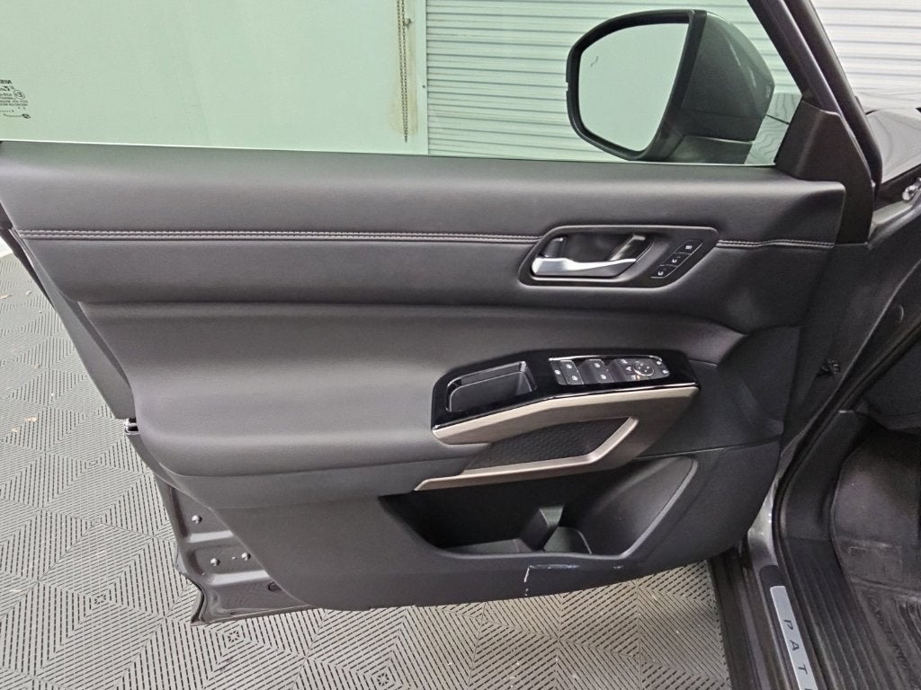 2024 Nissan Pathfinder Platinum FWD