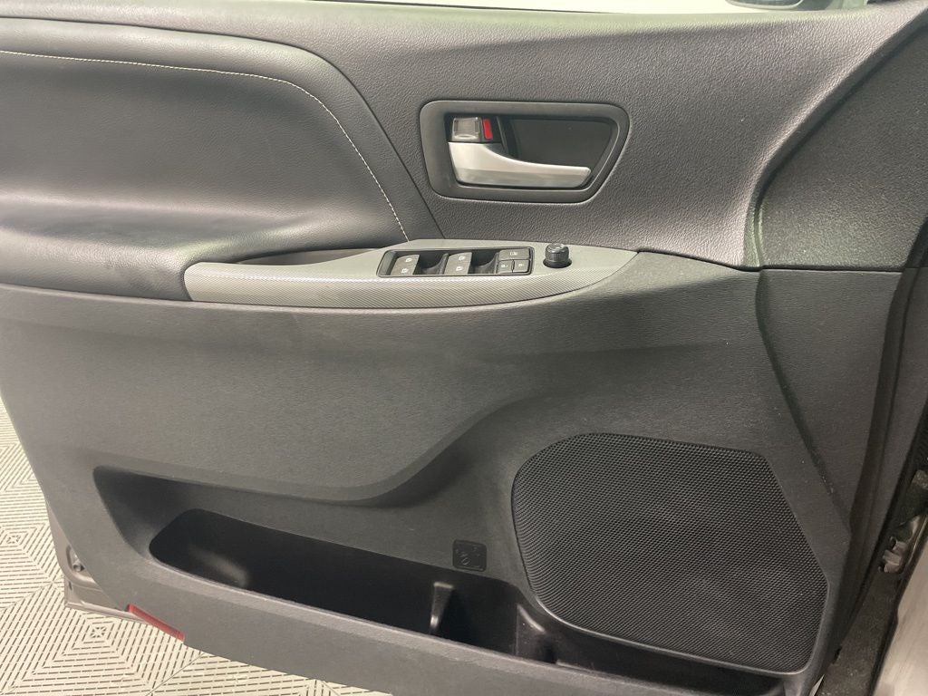 2015 Toyota Sienna SE 8 Passenger