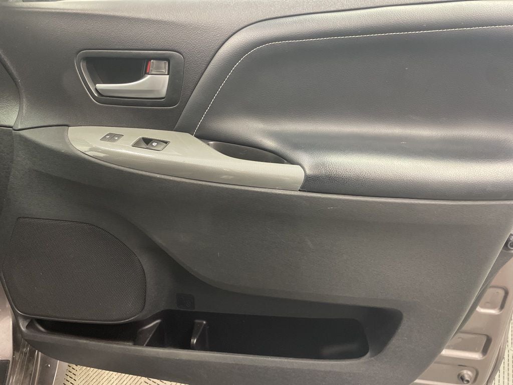 2015 Toyota Sienna SE 8 Passenger