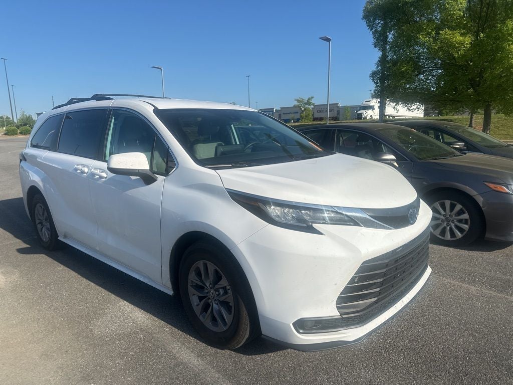 2023 Toyota Sienna LE 8 Passenger