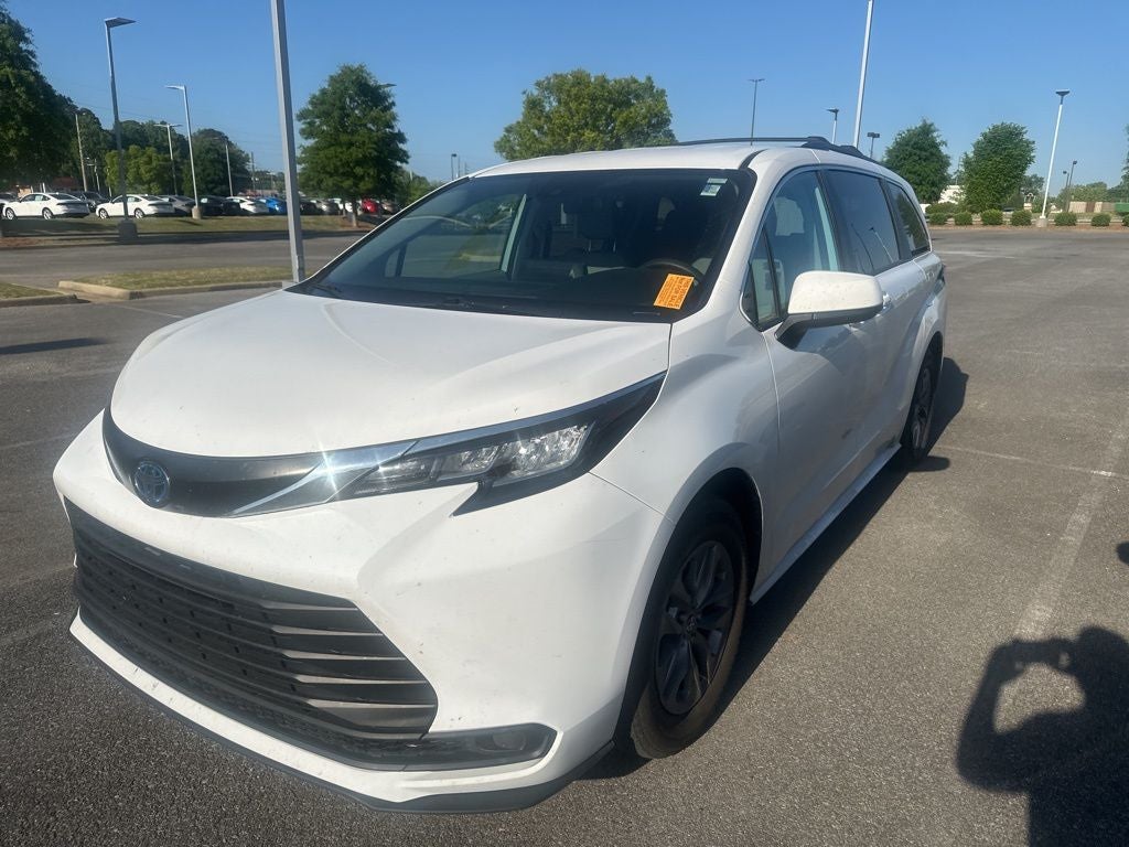 2023 Toyota Sienna LE 8 Passenger